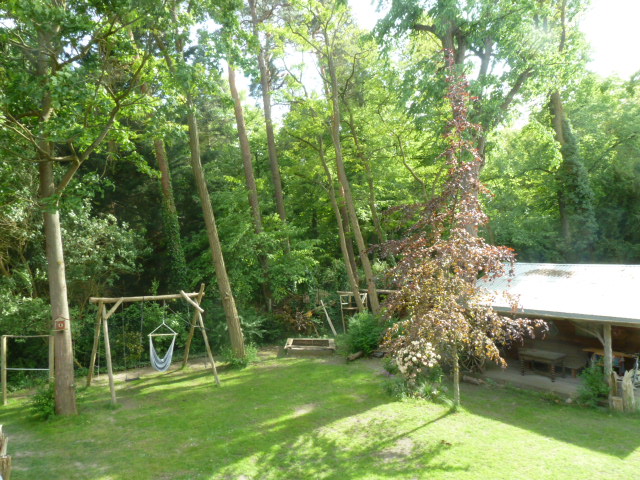 1401-17-Garten mit Spielgeraeten